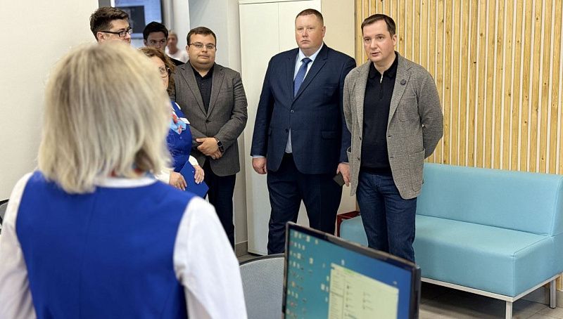 Губернатор оценил возможности обновленного кадрового центра в Няндоме и встретился с «серебряными» волонтерами