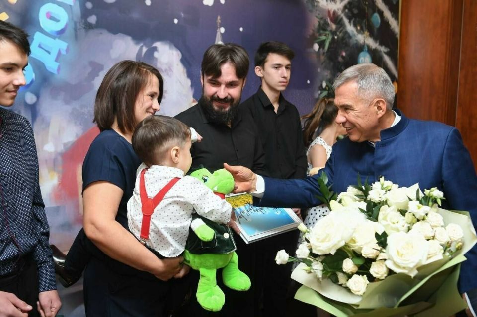 Рустам Минниханов рассказал, что в РТ вручат микроавтобусы семьям с десятью и более детьми