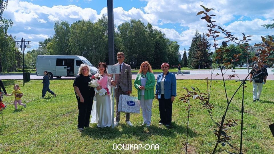Молодая семья Федотовых посадила каштан в Центральном парке Йошкар-Олы