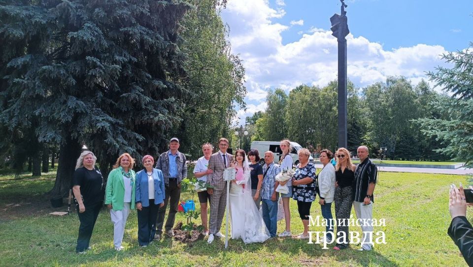 В честь рождения новой семьи молодожены посадили дерево в Центральном парке Йошкар-Олы