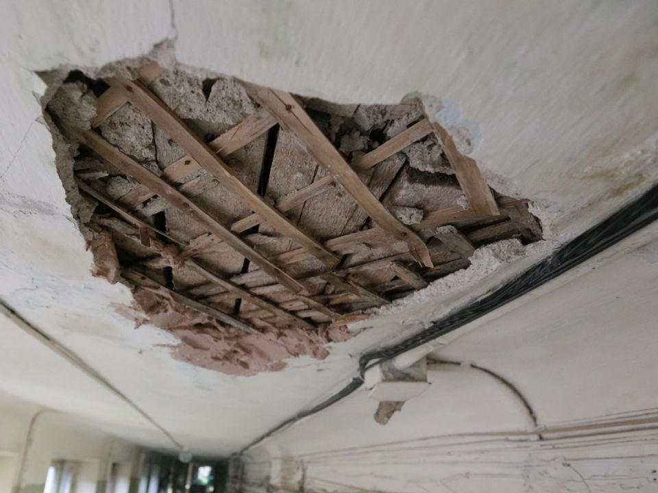 В Златоусте многодетной семье в доме с рухнувшим потолком предложили новое жилье. Фото