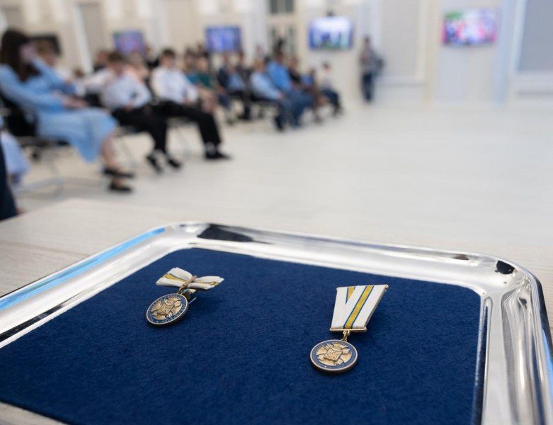 Михаил Ведерников вручил четырем многодетным семьям медали «Родительская слава Псковской области»