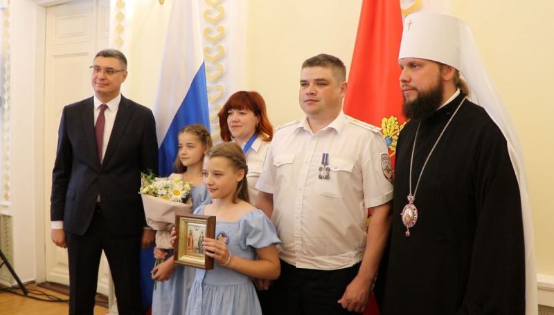 Многодетная семья полицейских Тарасовых из Владимирской области удостоена почетного знака «Родительская слава Земли Владимирской»