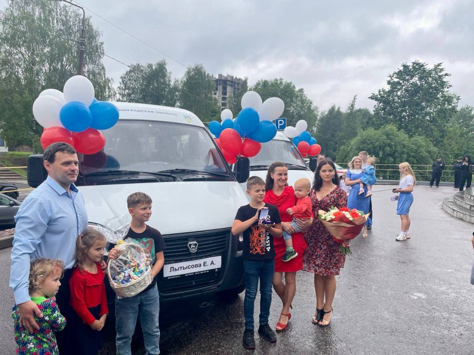 Дрозденко вручил многодетным семьям ключи от автомобилей