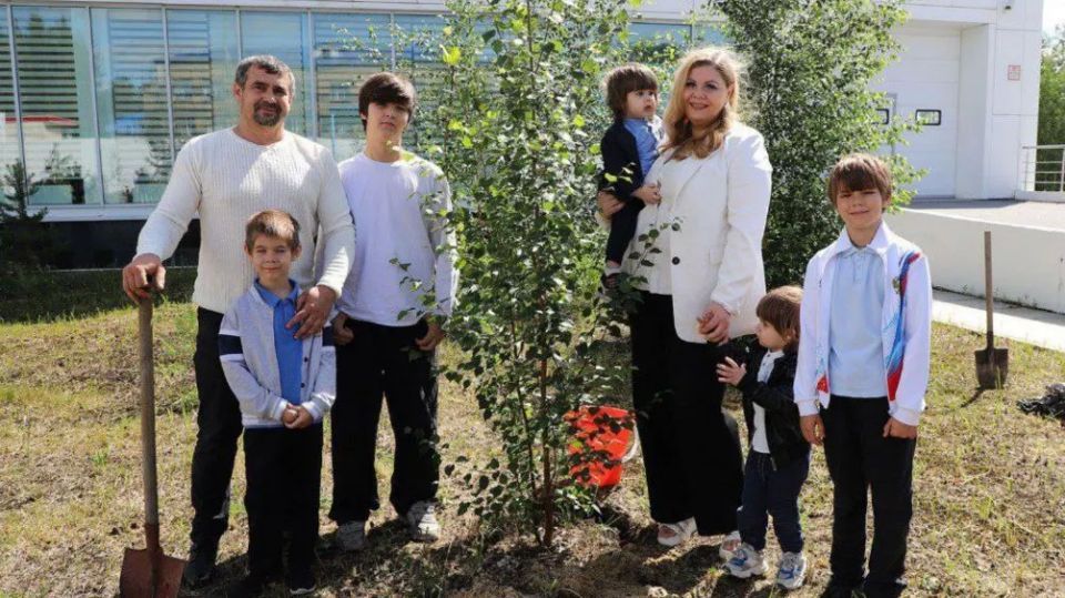 В Ноябрьске семьи увековечили свои истории высадкой деревьев у роддома