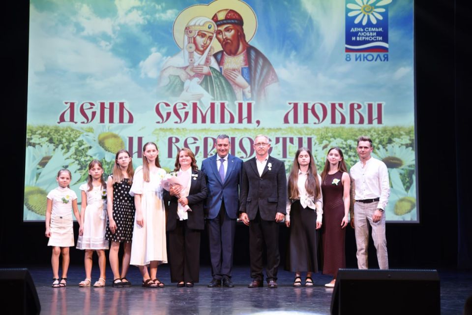 30 курским семьям вручили региональные награды