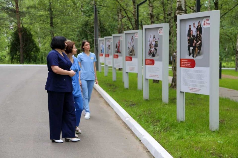 На аллее Семей в Великом Новгороде обновили фотогалерею