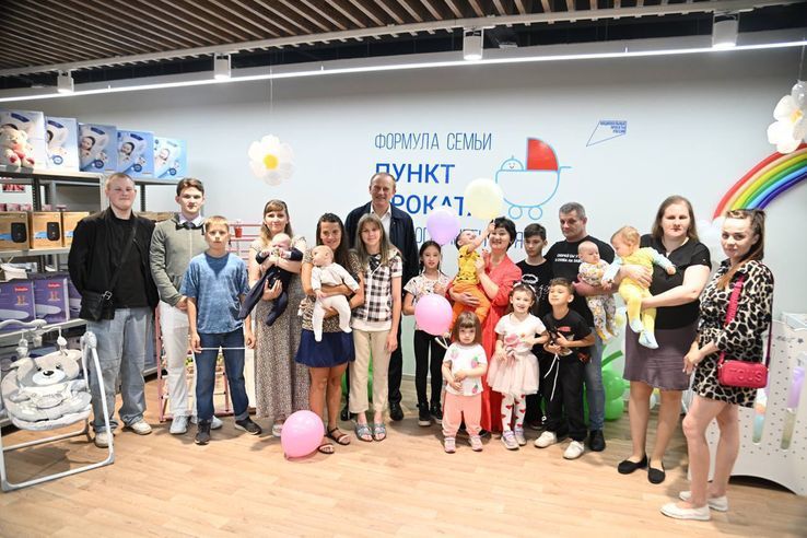 Ленобласть укрепляет поддержку многодетных семей: новые авто и семейный сервис