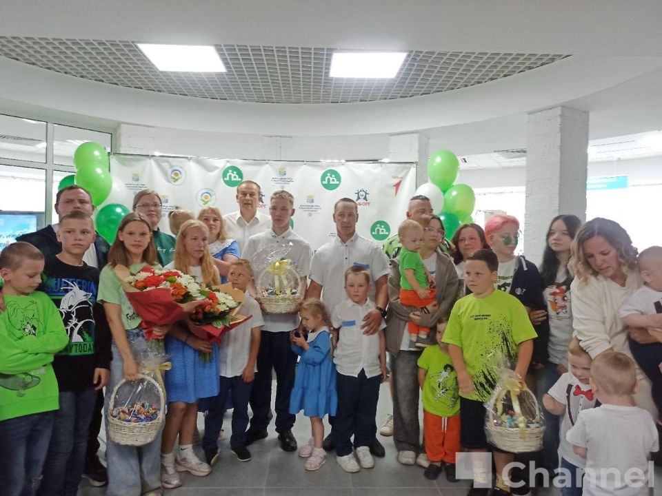 Александр Дрозденко вручил ключи от микроавтобусов многодетным семьям