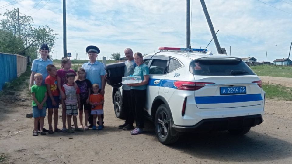 Сотрудники Госавтоинспекции поздравили многодетную семью забайкальцев с рождением ребенка