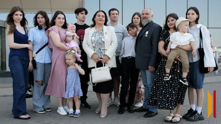 Многодетная семья Петровых посетила океанариум в качестве подарка от губернатора