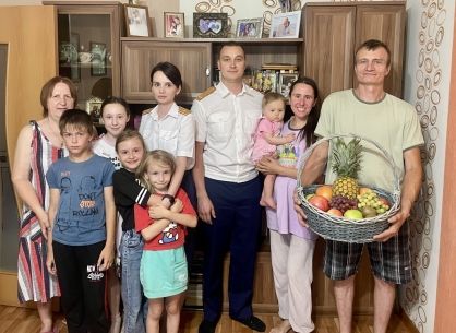 Сотрудники следственного управления поздравили многодетную семью с Днем семьи, любви и верности