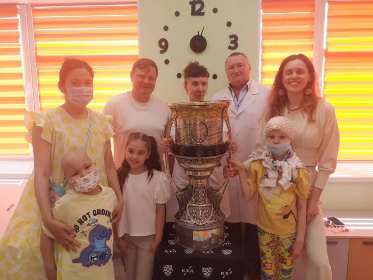Маленькие пациенты омской больницы увидели Кубок Гагарина