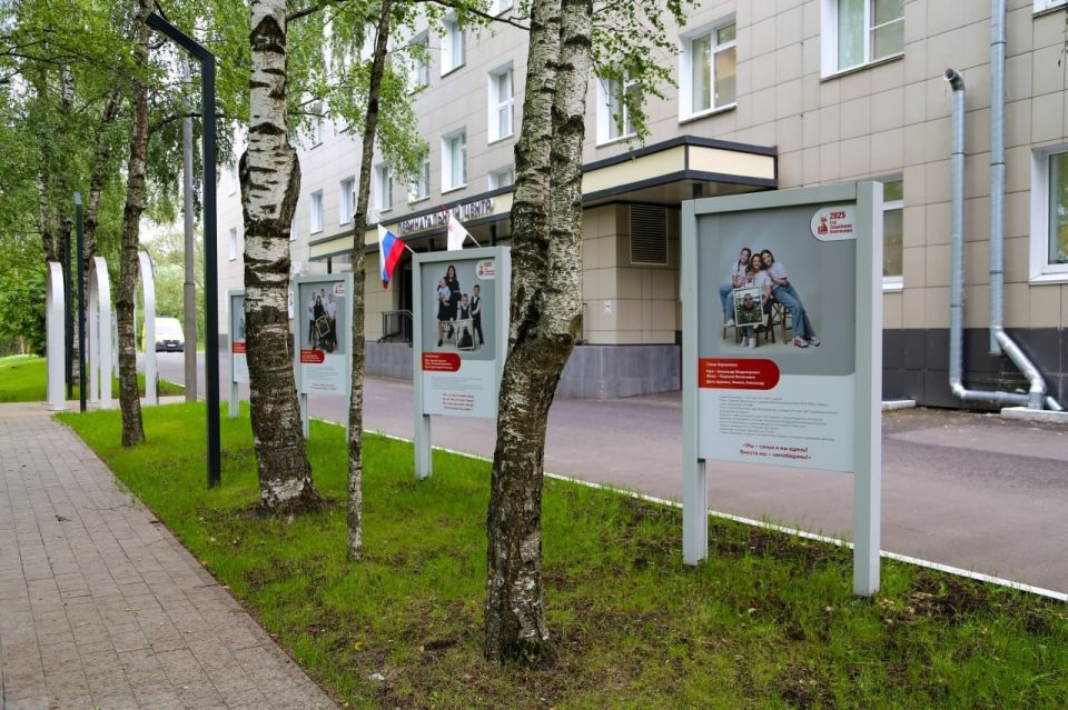 В Великом Новгороде на «Аллее семей» открылась новая выставка