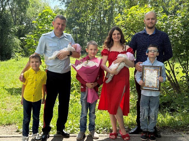 В День семьи, любви и верности начальник УМВД России по Ульяновской области посетил многодетную семью сотрудника ОВД