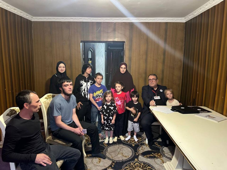 В Малгобеке Ингушетии навестили многодетную семью бойца СВО Анатолия Никитина