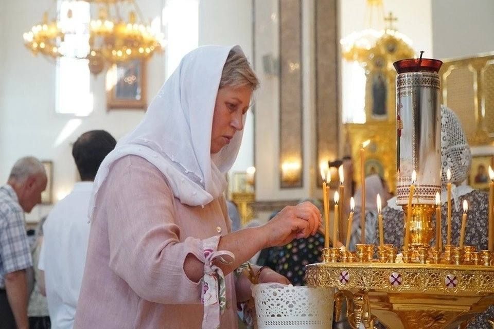 Белые шары, детские улыбки и крестный ход: как отметили День семьи, любви и верности в Донецке