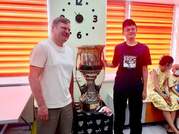 «Целое событие»: Курьянов привез Кубок Гагарина в детскую больницу Омска