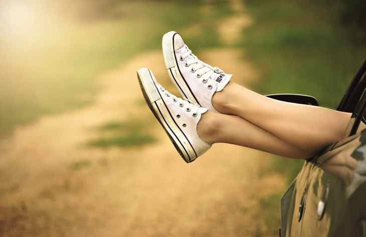Как постирать белые кеды, чтобы не пожелтели