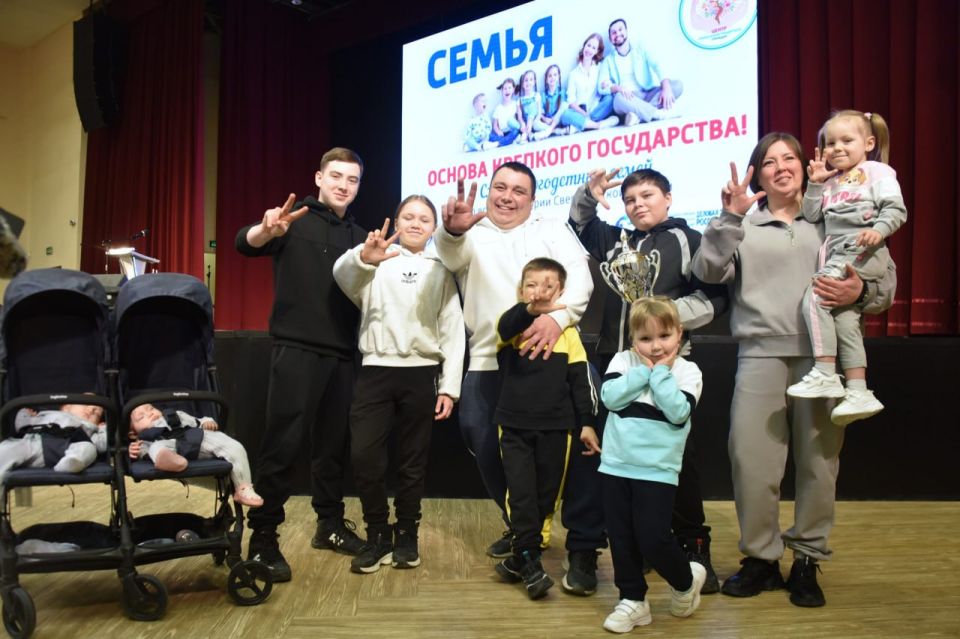 Руководитель Свердловской области Денис Паслер напомнил уральцам, какие меры поддержки для семей с детьми действуют в регионе