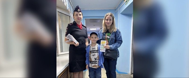 В Белгороде автоинспекторы напомнили родителям с детьми о пользе защитной экипировки во время активного отдыха