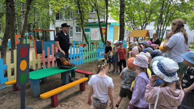 Госавтоинспекторы Сыктывкара проводят занятия с воспитанниками детских садов и детьми, посещающими лагеря дневного пребывания