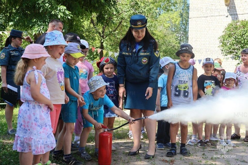 В рамках месячника «Безопасное лето для детей» сотрудники МЧС России рассказывают о правилах пожарной безопасности