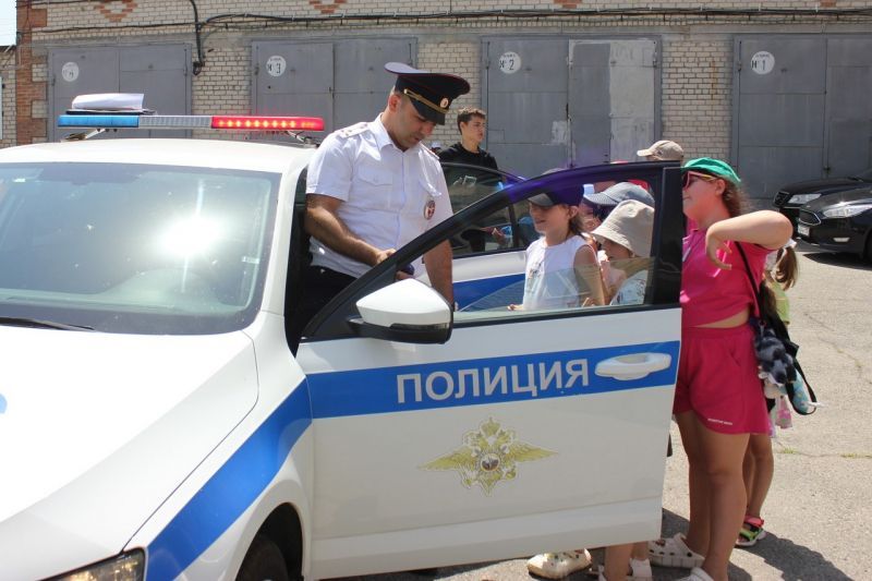 В Невинномысске полицейские и общественники провели экскурсию по отделу для воспитанников детского лагеря