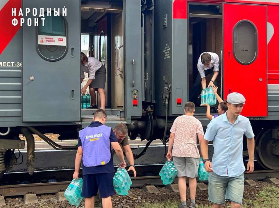 Больше 8 тонн воды передали волонтеры пассажирам поездов, застрявших в РО после атаки БПЛА