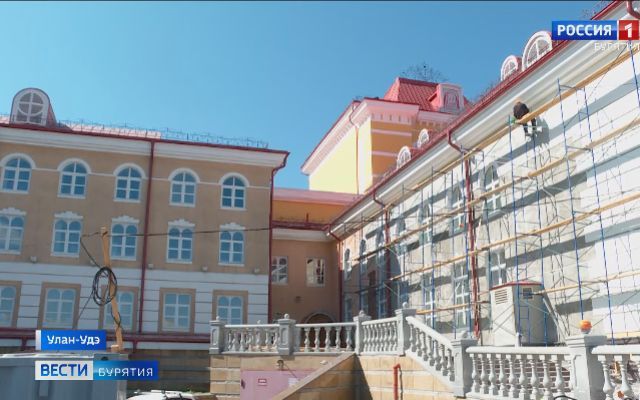 В Русском драмтеатре Улан-Удэ обновляют фасад здания и интерьер зрительного зала