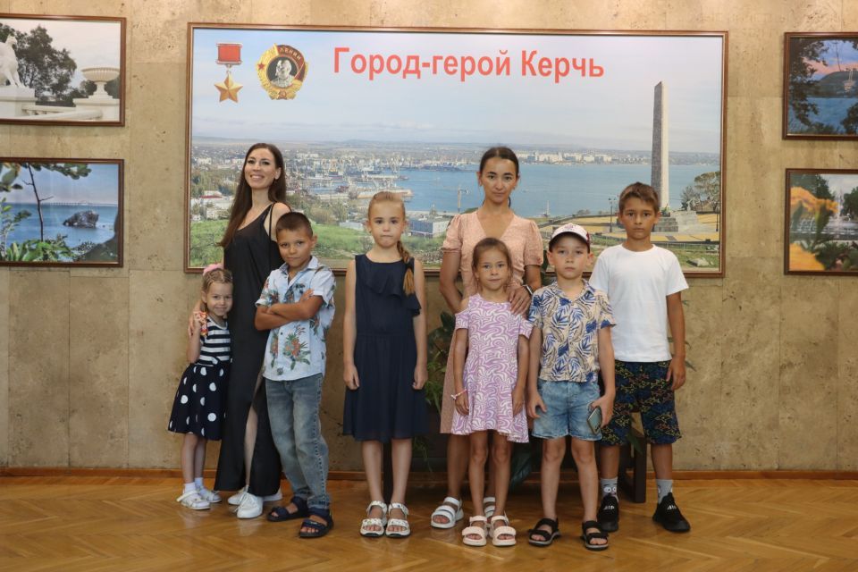 Сотрудники Администрации Керчи приняли участие в акции «На работу с семьей».