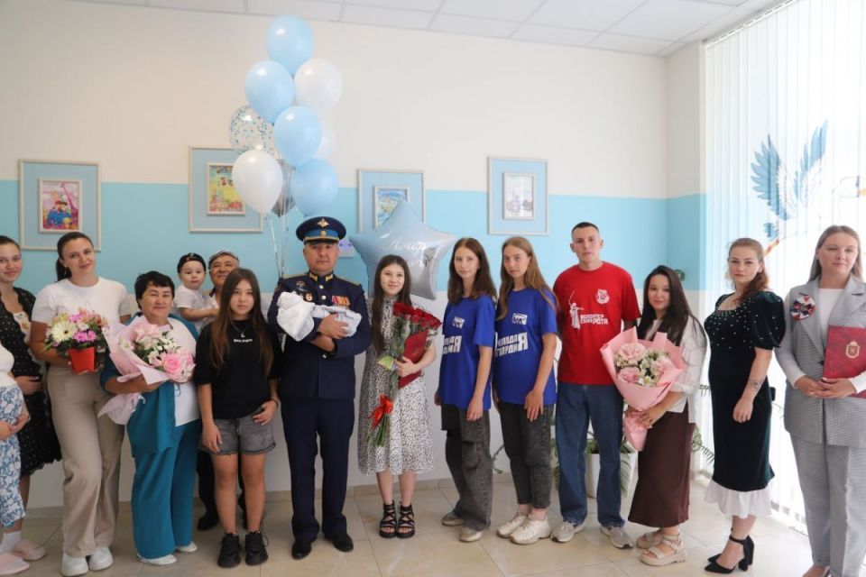 «Единая Россия» поздравила семью военнослужащего с рождением сына