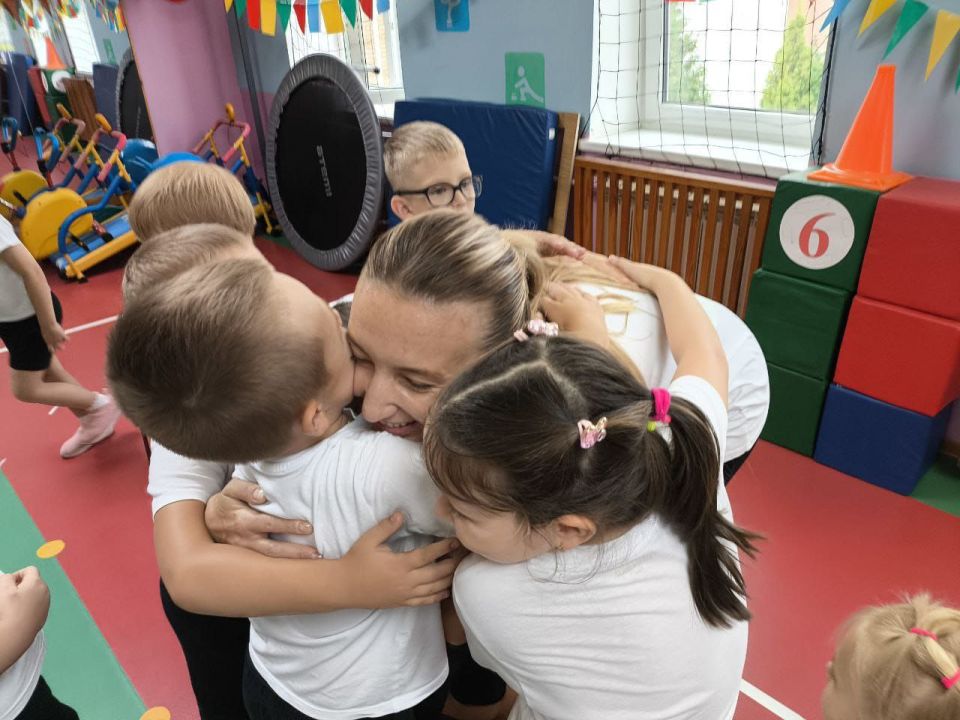 Веселой и позитивной получилась встреча директора спортивной школы № 2, игрока волейбольной команды «Атом-Курск» Евгении Баяндиной с воспитанниками детского сада № 4