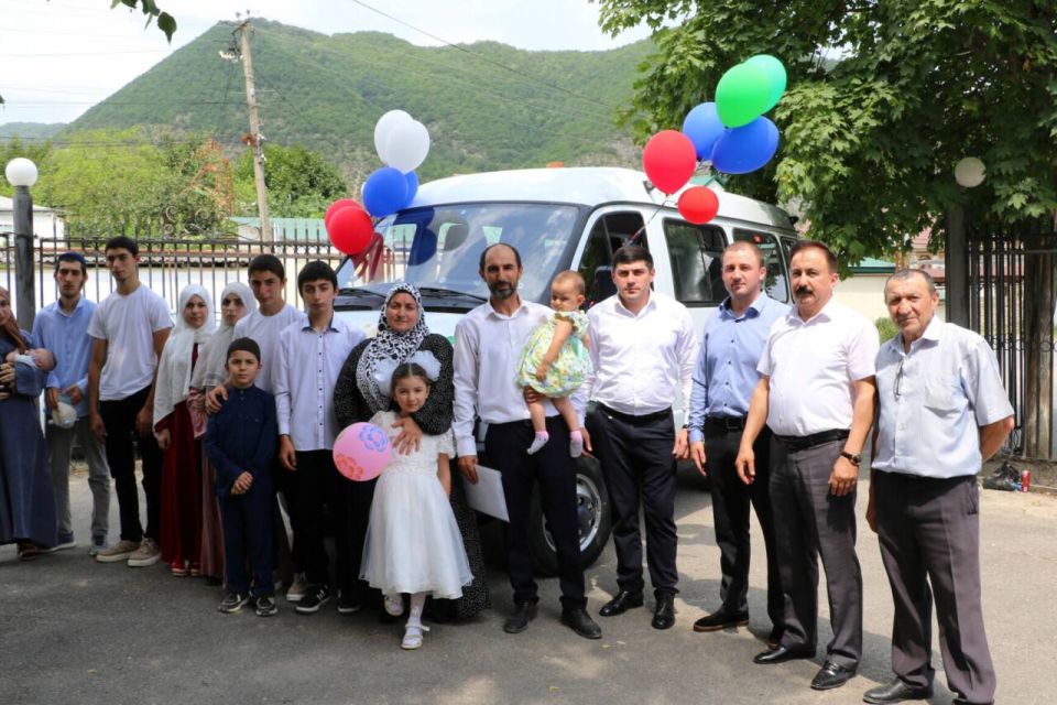 Многодетная семья в Кайтагском районе получила новый микроавтобус