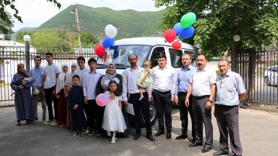 Многодетная семья из Кайтагского района получила ключи от новой «Газели»