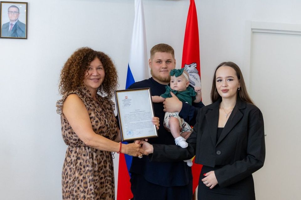 Министр социальных отношений Челябинской области Наталья Лугачева вручила молодой семье Сохликовых уведомление о праве на студенческий капитал