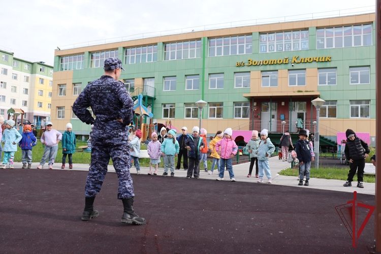 Ко Дню физкультурника чукотские росгвардейцы провели утреннюю зарядку с воспитанниками детского сада