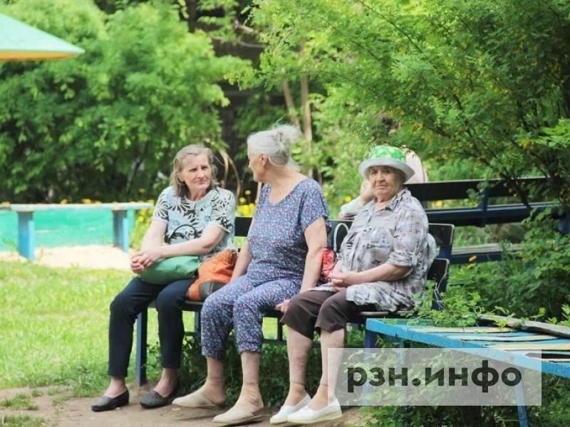 Российским бабушкам и дедушкам предложили разрешить вписывать внуков в паспорта