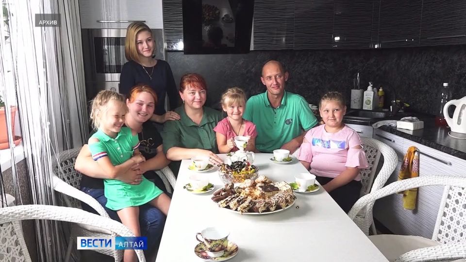 Многодетные семьи Алтайского края получат материальную поддержку от государства к началу учебного года