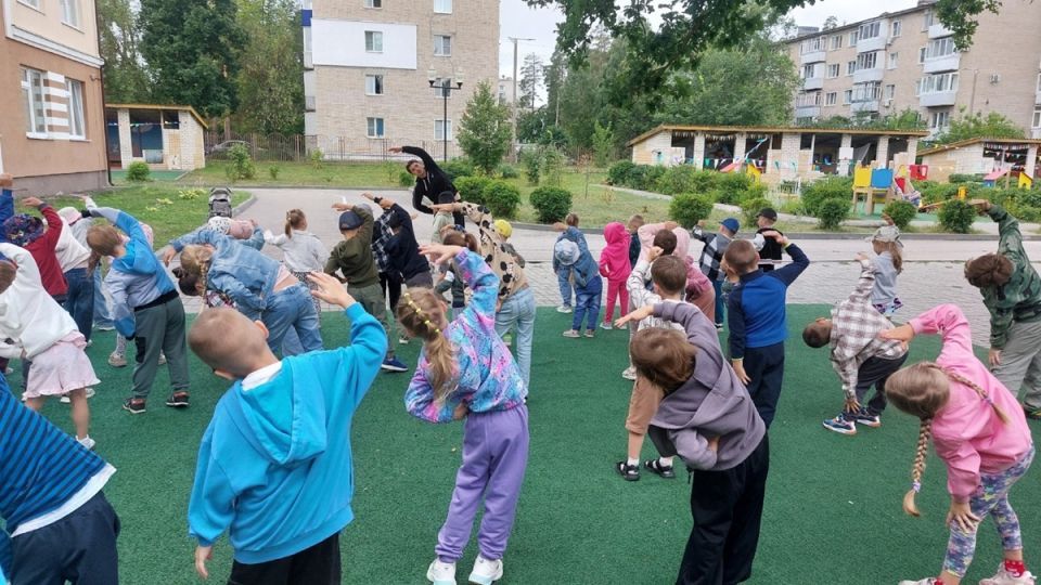 Мастер спорта по плаванию провел зарядку для дошколят в Заречном
