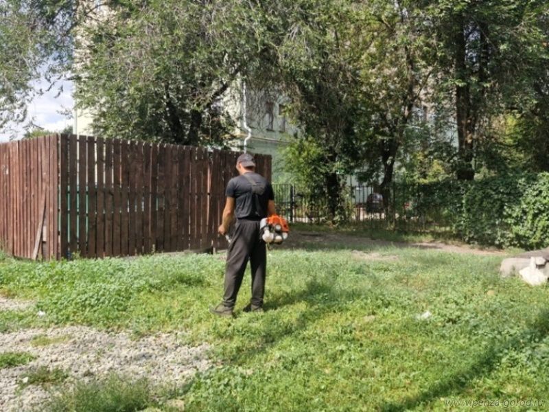 В Ленинском районе убирают навалы мусора