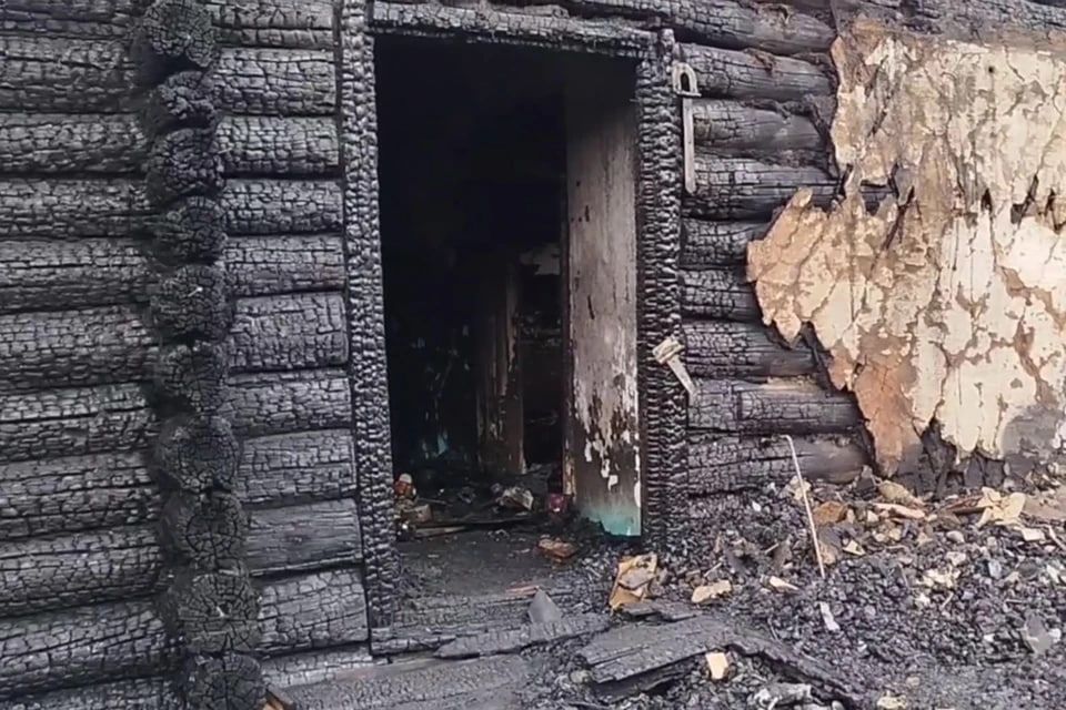 Осиротели после игры со спичками: в Курганской области при пожаре погибли родители и ребенок из многодетной семьи