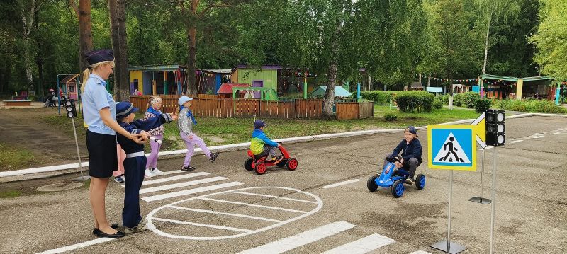 В Северске сотрудники полиции провели практическое занятие на автоплощадке для воспитанников детского сада