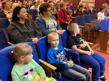 В Бежецке школьников из многодетных семей обеспечили канцелярией и формой