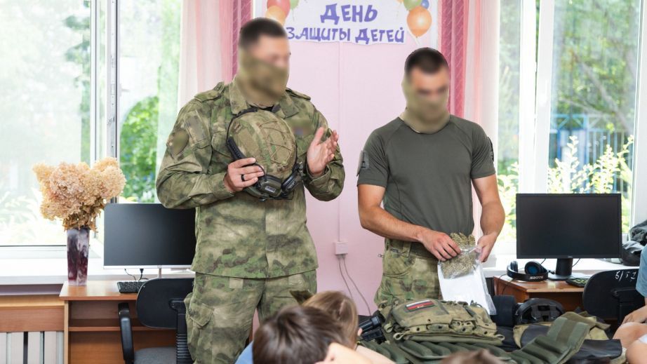 Герои СВО встретились с воспитанниками детского дома в преддверии Дня Государственного флага