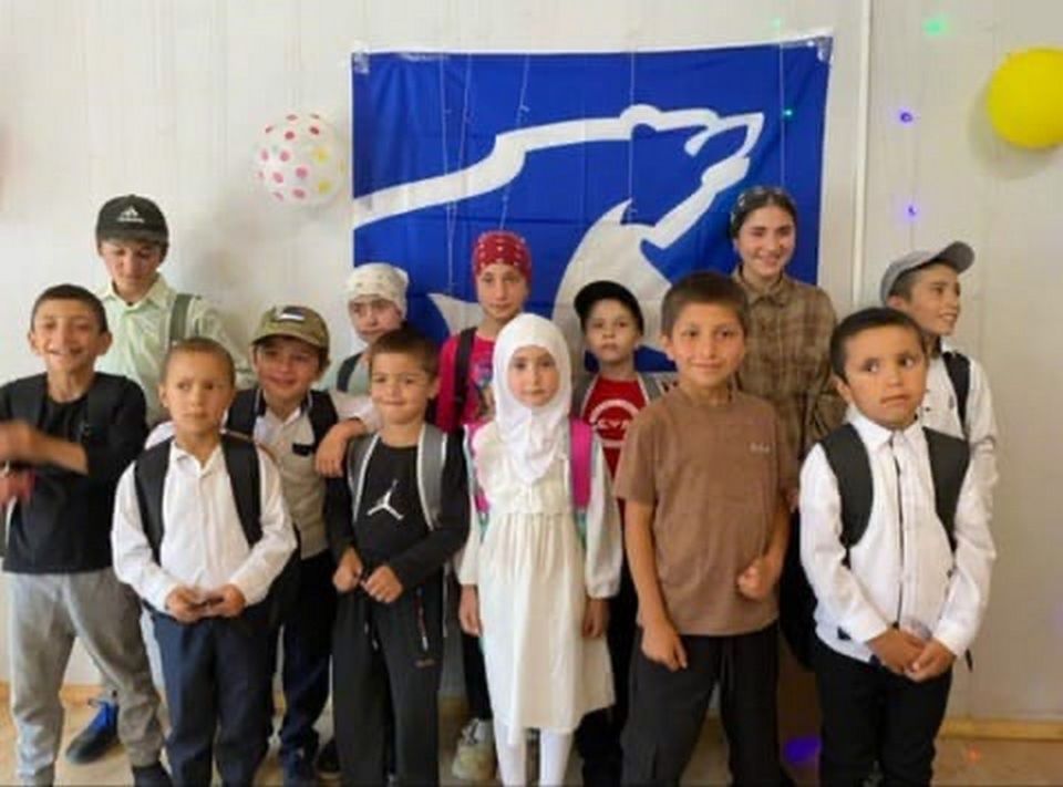 «Единая Россия» в Кизилюрте и на территории Бежтинского участка помогает родным участников СВО и многодетным семьям подготовиться к школе