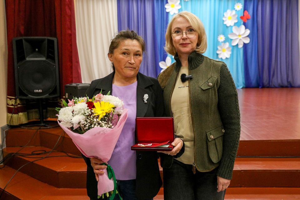 Ирина Гехт вручила медали ордена «Родительская слава» двум жительницам Омы