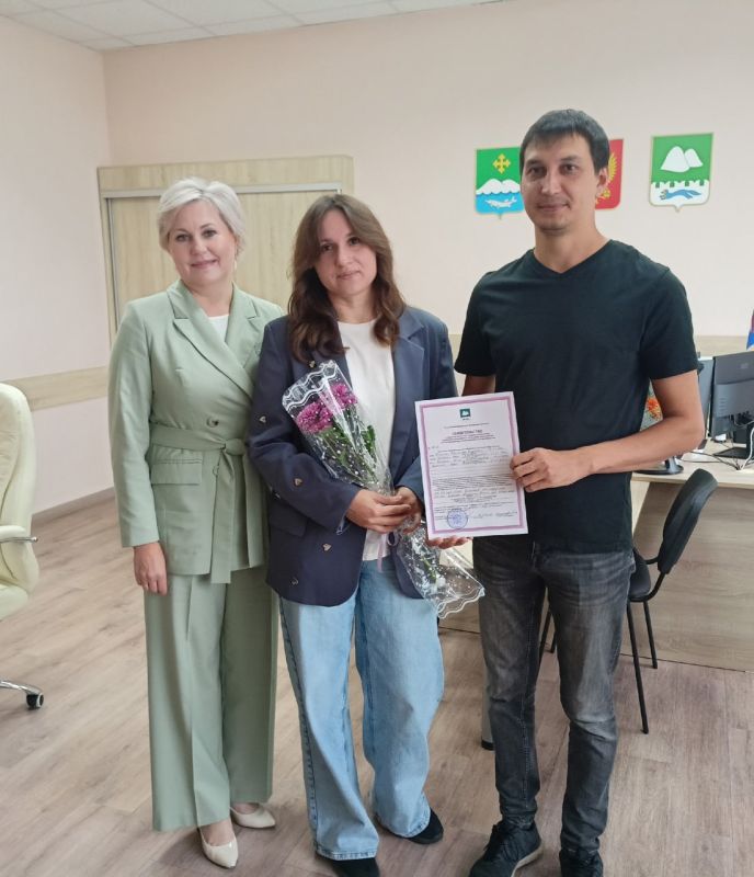 В Белозерском муниципальном округе 22 августа в торжественной обстановке молодой семье был вручен сертификат на покупку жилья