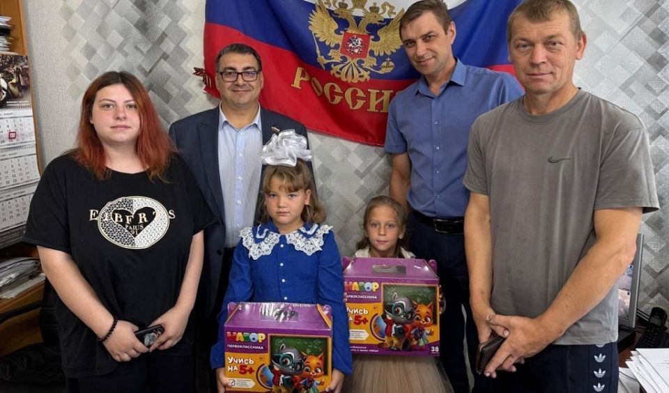 Депутаты собирают детей в школу