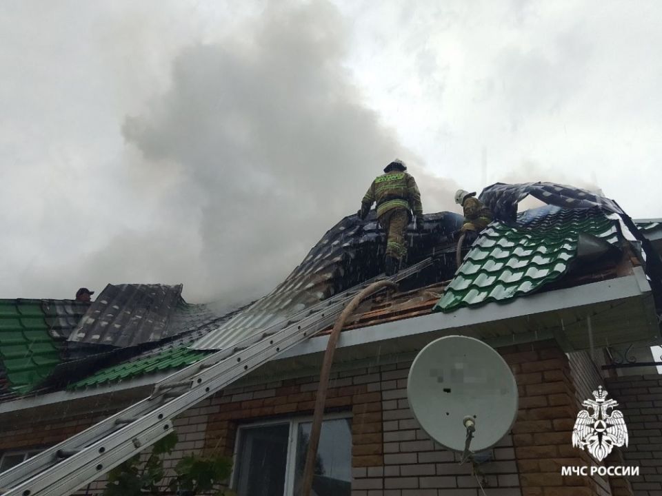 Двое взрослых и четверо детей эвакуировались при пожаре из дома в селе Дебесы